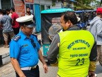 श्रमिक दिवसमा चालकलाई नेत्रालयले दियो रिफ्लेक्टिभ ड्रेस