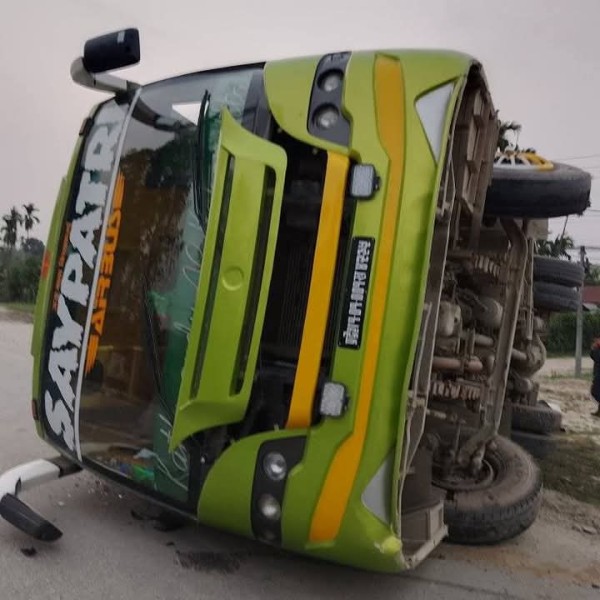 मेचीनगरका शिक्षक चढेको बस दुधेमा दुर्घटना